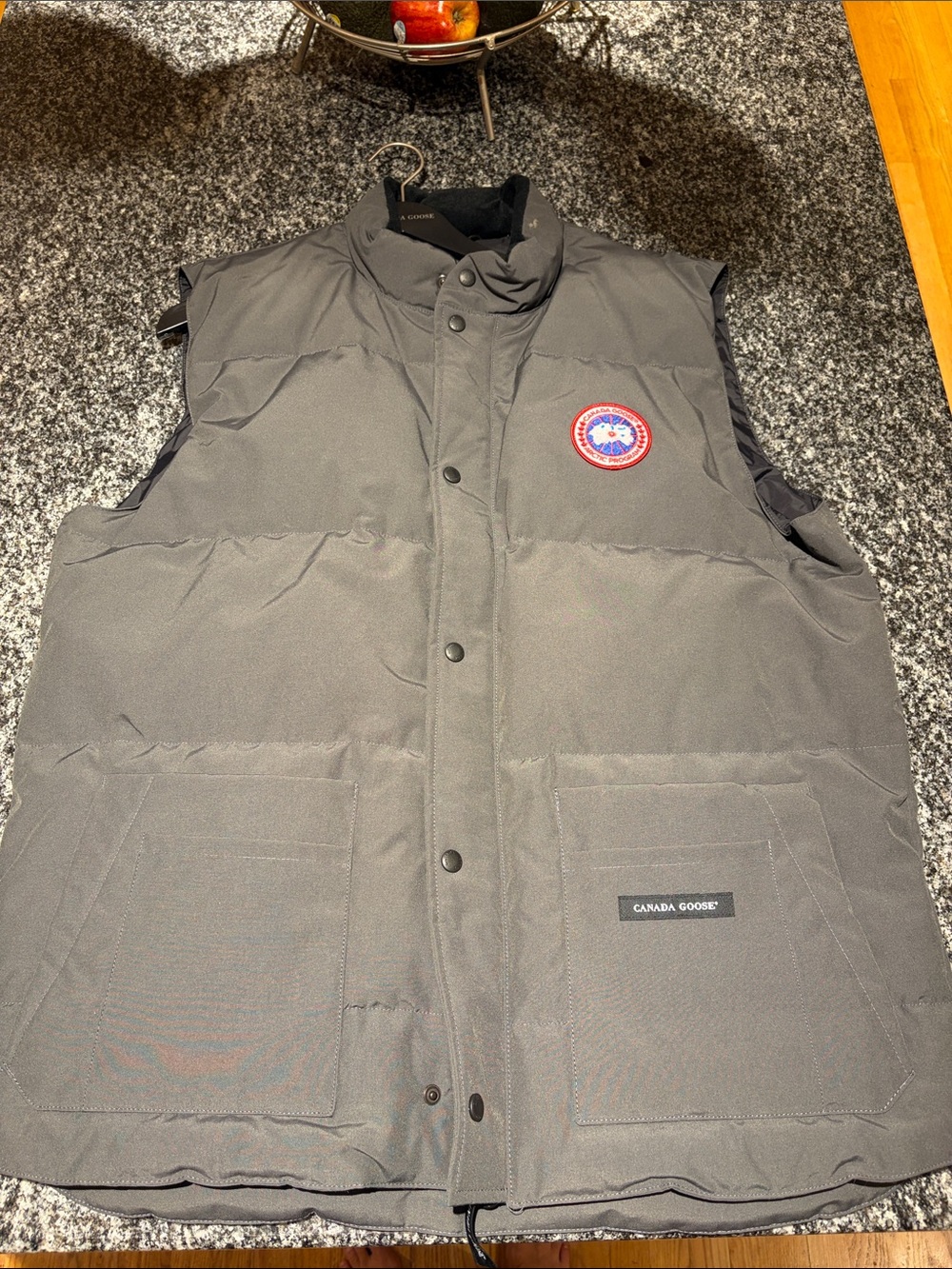 BRAND NEW Canada Goose Men's Dark Gray Insulated Puffer Vest NEVER WORN